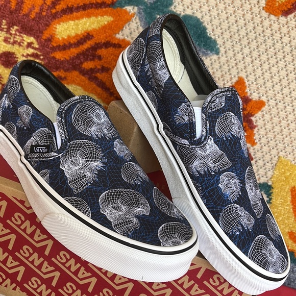 Vans Classic Slip-On
(Wireframe Skulls) Black/Trwht 
VNOA33TB9IB
WMNS sneakers - Picture 8 of 16